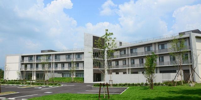 緑豊かな外観 外観 広々とした駐車スペースがあり、自然に囲まれた落ち着きのある施設です。