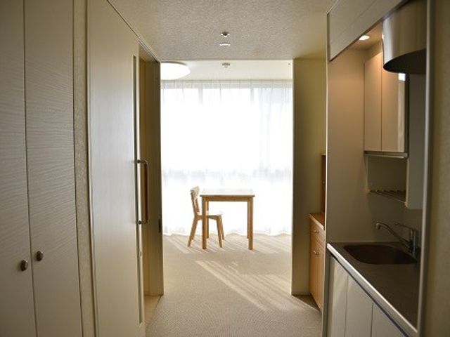 日の当たる居室 居室 自然光が差し込む明るい部屋です。居室内はシンプルで落ち着いた雰囲気になっています。