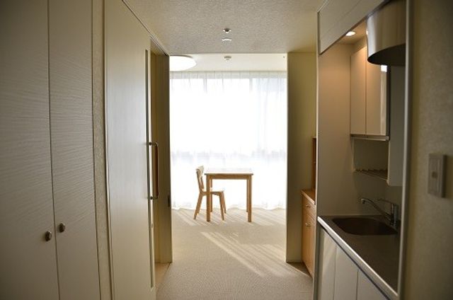 日の当たる居室 居室 自然光が差し込む明るい部屋です。居室内はシンプルで落ち着いた雰囲気になっています。