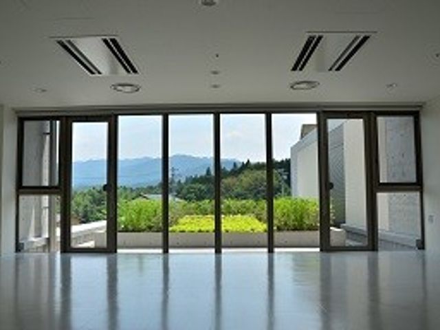 広がりのある空間 エントランス 自然光が優しく差し込む開放的なスペースです。清々しい雰囲気で働く活力が湧きます。