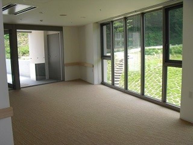 大きな窓のある部屋 居室 広々とした空間で、自然光がたっぷり差し込む明るい部屋です。リラックスした環境で過ごせます。