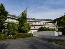 緑に囲まれた外観