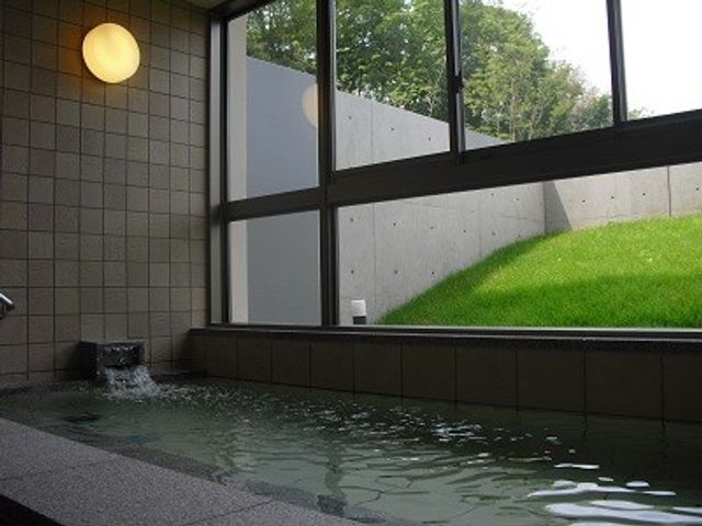 自然光が入る浴室 浴室 大きな窓から自然光が差し込むリラックスできる空間です。快適な入浴が楽しめます。