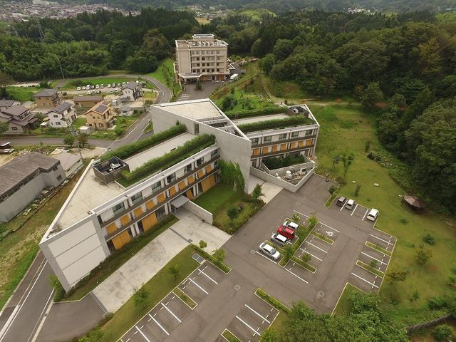 緑豊かな施設の外観 外観 周囲の自然が心を安らげる環境です。外観はモダンなデザインとなっております。