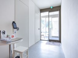 明るい出入口の空間  