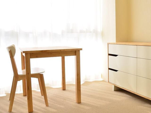 明るい空間の居室 居室 自然光が豊かに入る居室です。リラックスしやすい木製家具が備え付けられています。