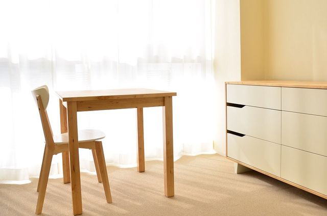 明るい空間の居室 居室 自然光が豊かに入る居室です。リラックスしやすい木製家具が備え付けられています。