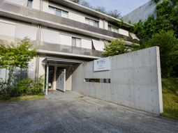 緑に囲まれた建物外観  