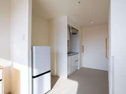 明るい居室のミニキッチン  
