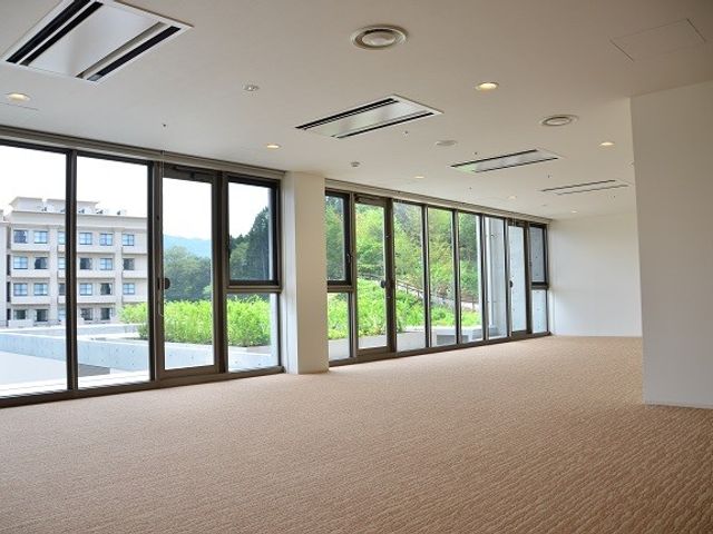 自然光が入る部屋 ラウンジ 大きな窓から自然光がたっぷりと入る広々とした空間です。リラックスしやすい環境が整っています。