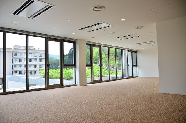 自然光が入る部屋 ラウンジ 大きな窓から自然光がたっぷりと入る広々とした空間です。リラックスしやすい環境が整っています。