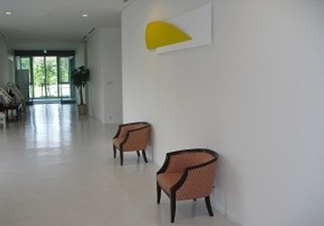明るい廊下 廊下 椅子が配置された広々とした廊下です。奥には大きな窓があり、自然光がたっぷりと差し込みます。