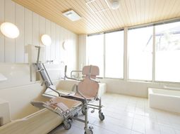 明るい浴室の設備