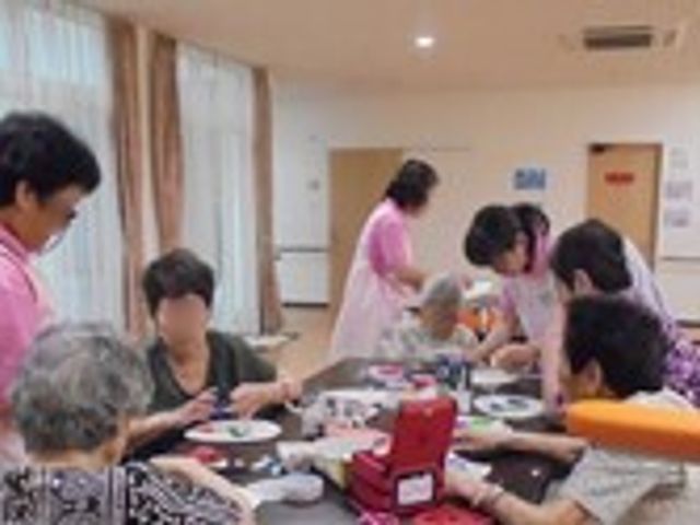 多世代が集う共有空間 創作活動 共に活動する様子が伝わる和気あいあいとしたスペースです。手工芸に興じる方々が、穏やかな時間を過ごされています。