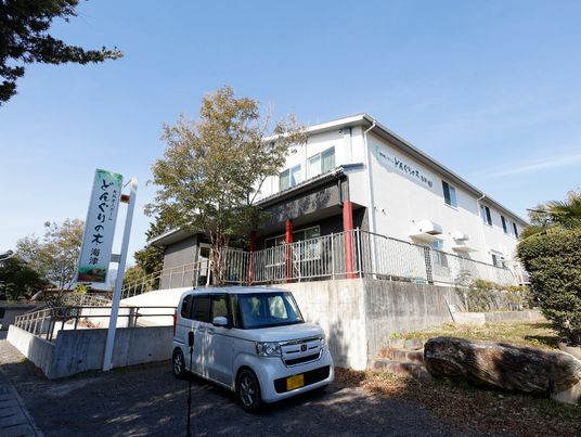 緑豊かな外観の建物