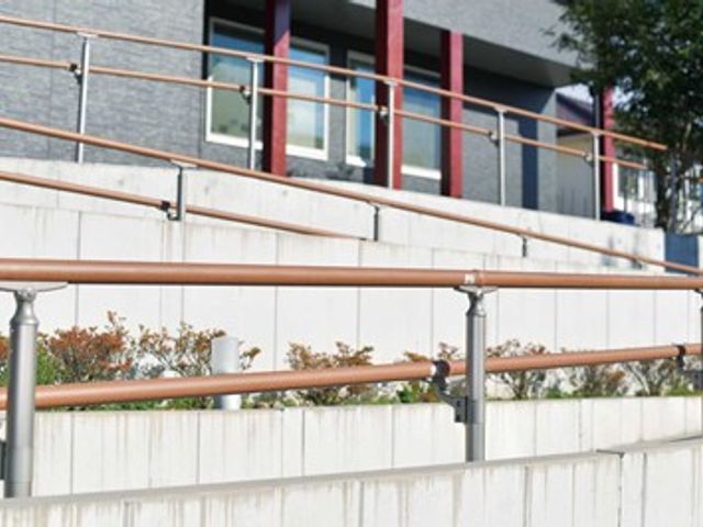 手すりのある外観 外観   段差の少ない通路に手すりが設けられた外観です。窓が多く、明るさを感じるつくりになっています。
