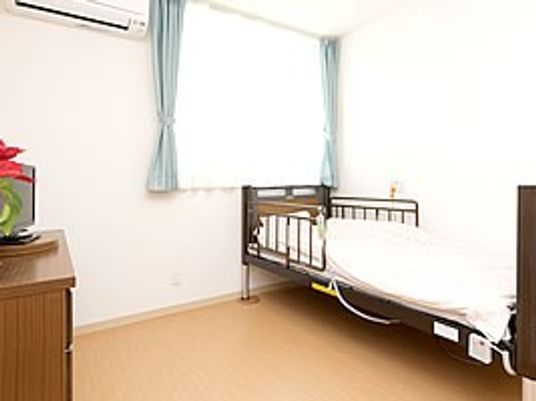 明るい居室のベッド  