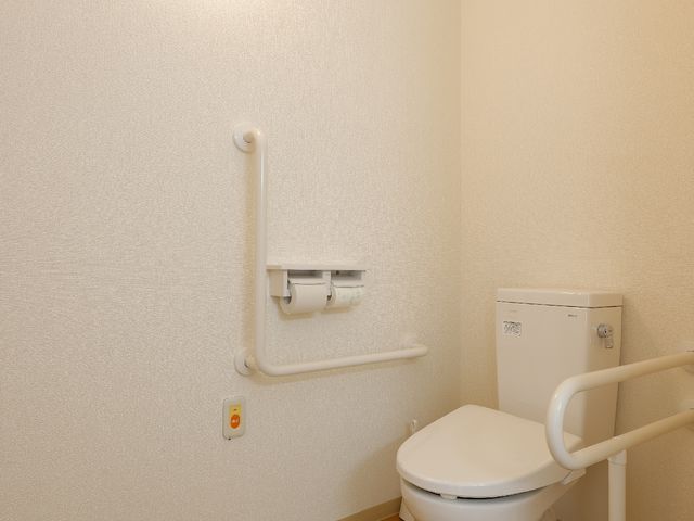 バリアフリートイレの様子 トイレ 手すりが設置された清潔なトイレ空間です。快適にご利用いただけるよう、配慮が行き届いています。