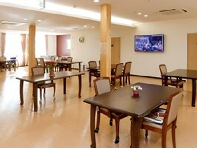 ゆったり食堂空間 食堂 木のぬくもり感じる食堂では、共に食事を楽しむ笑顔が溢れています。ばらつきのある椅子配置で、自由なコミュニケーションを促しております。