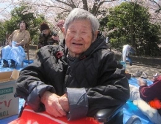 笑顔のご利用者と桜