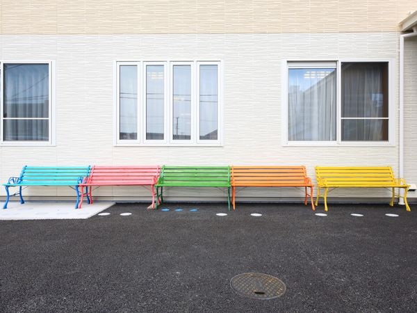 カラフルな休憩用ベンチ
