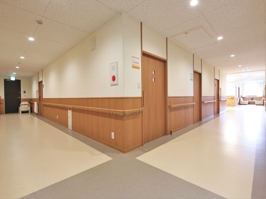 明るい清潔な施設の廊下