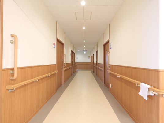 明るい廊下と安全手すり