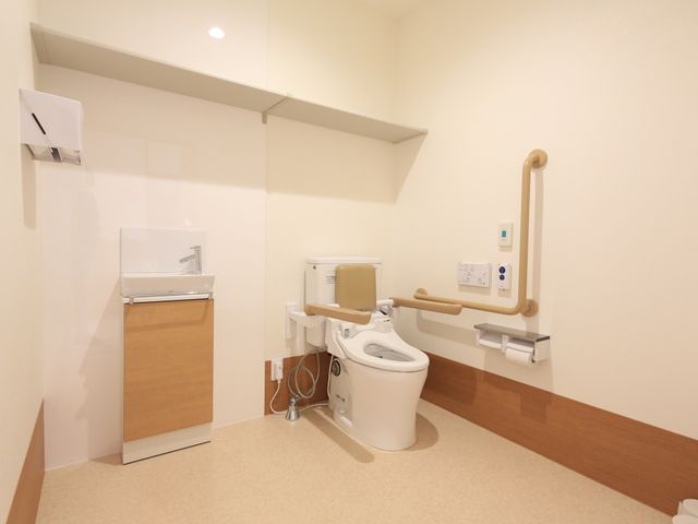 バリアフリー対応のトイレ トイレ 安全かつ清潔にお使いいただける、手すり付きのトイレ空間です。使いやすさを考慮したデザインで、快適にご利用いただけます。