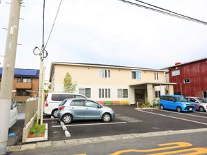 明るい外観の建物