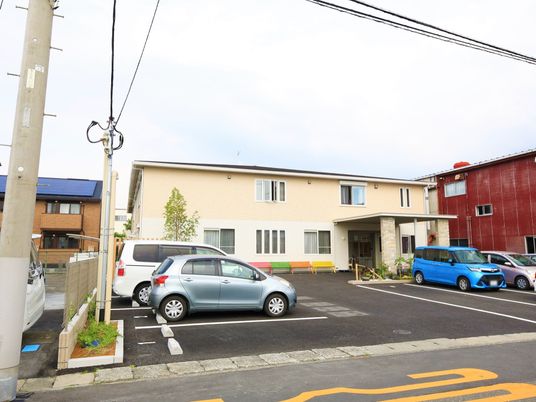 明るい外観の建物