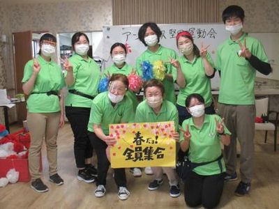 笑顔のスタッフ集合写真