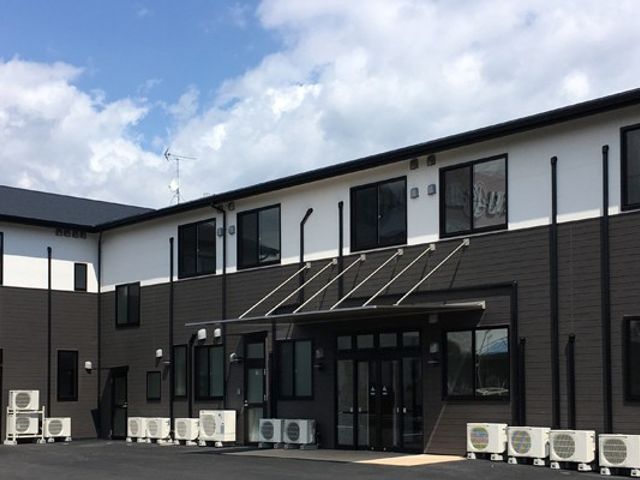 モダンな建物の外観 外観 スタイリッシュなデザインと大きな窓が特徴的で、開放的な印象を与える建築です。
