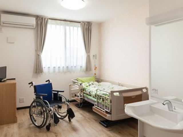 明るい居室 居室 大きな窓から自然光が差し込む、車椅子対応の居心地良い空間です。