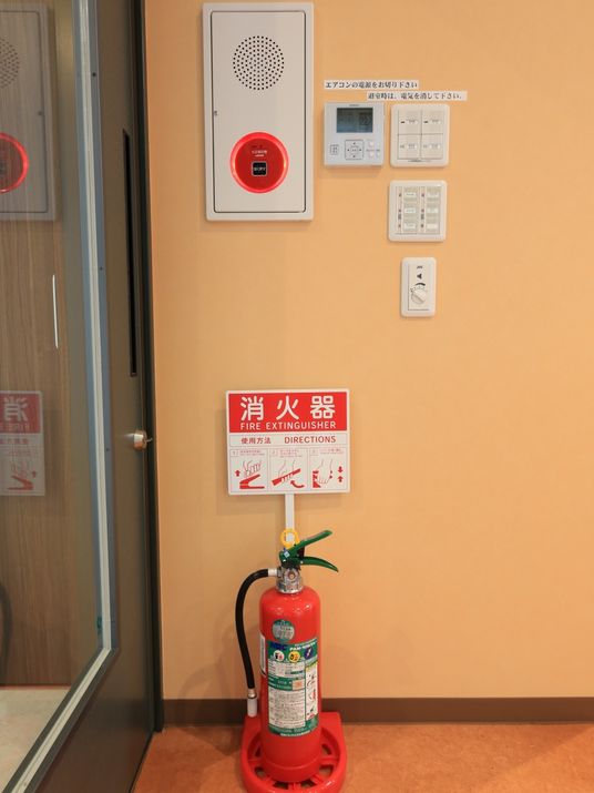 安全設備と案内の壁面
