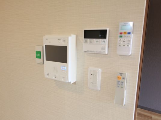 壁に取り付けられた機器類