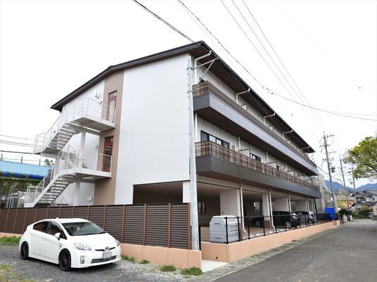 清潔感のある三階建て施設