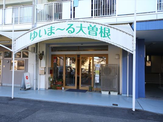エントランスの看板が目印