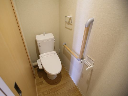 バリアフリー設計のトイレ