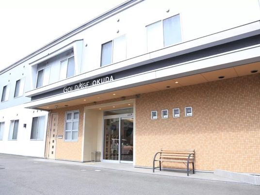 建物正面の出入口  