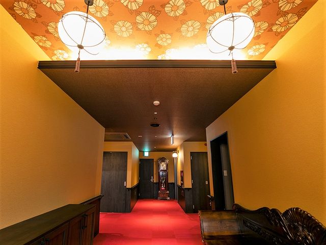 和風モチーフの廊下 廊下 温かみのあるデザインの廊下です。落ち着いた色合いと華やかな天井の装飾が特徴で、訪れる人々に安らぎを提供します。