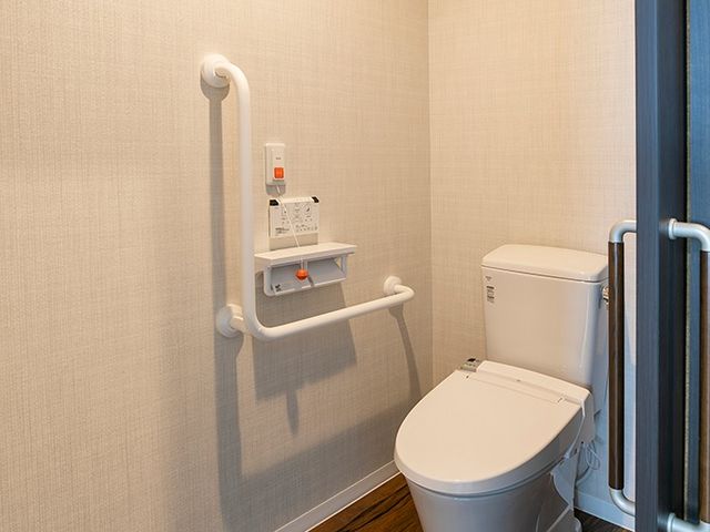 バリアフリー対応のトイレ トイレ 手すりが設置された安全性の高いトイレです。心地よい空間で快適にお過ごしいただけます。