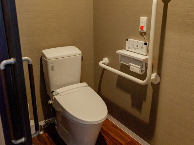 手すり設置の清潔なトイレ トイレ 清潔感あふれる手すり付きトイレです。利用者の安全を支えましょう。