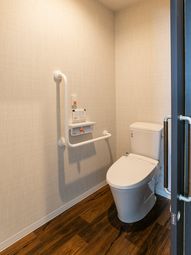 手すり付きトイレの室内
