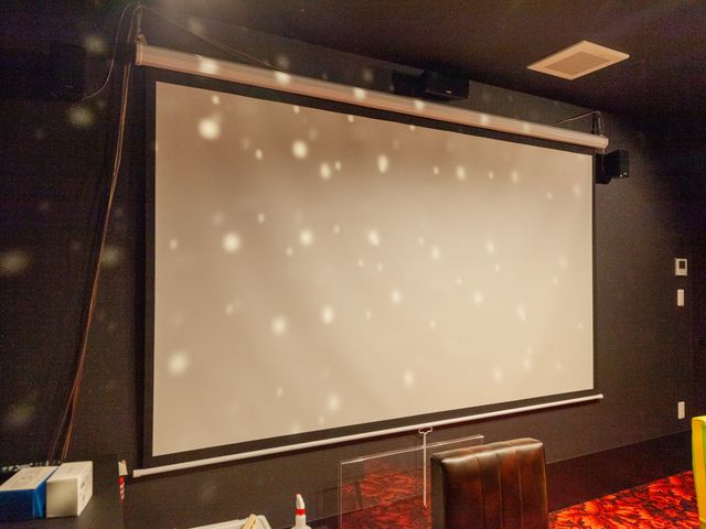 映画鑑賞のある施設 シアタールーム 映画鑑賞設備が整った居室で働き、利用者様の豊かな暮らしを支えませんか。