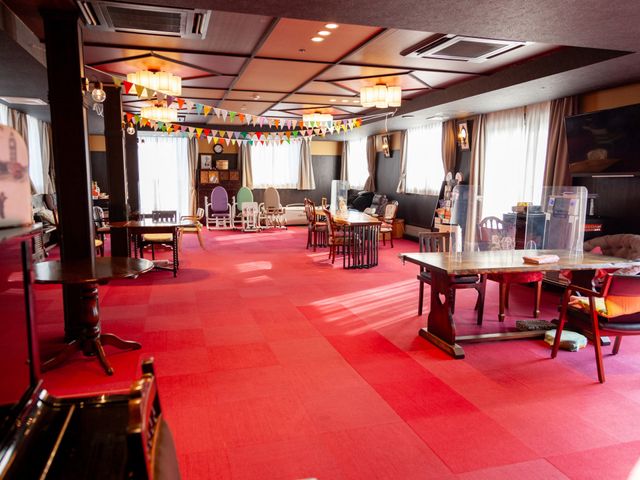 共同リビングの勤務環境 ラウンジ 温かみのあるラウンジで、入居者の方々と共に楽しい時間を提供するお仕事です。