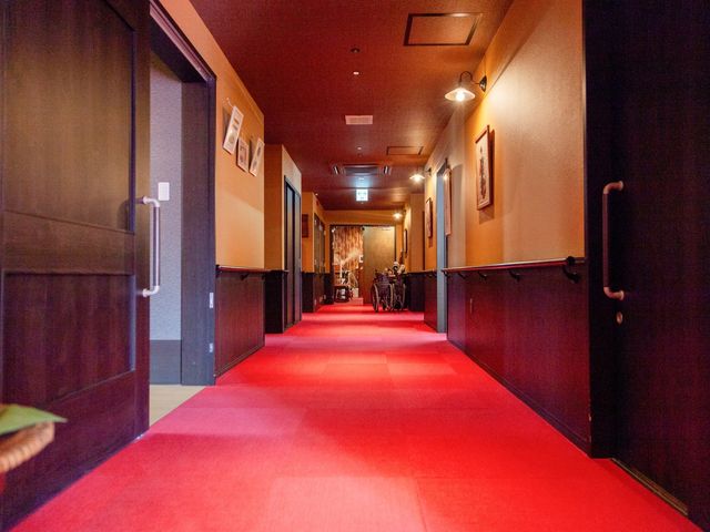 安全設計の廊下 廊下 手すりが設置され、歩行のサポートが整った廊下です。静かで落ち着いた雰囲気の中でのお仕事が可能です。