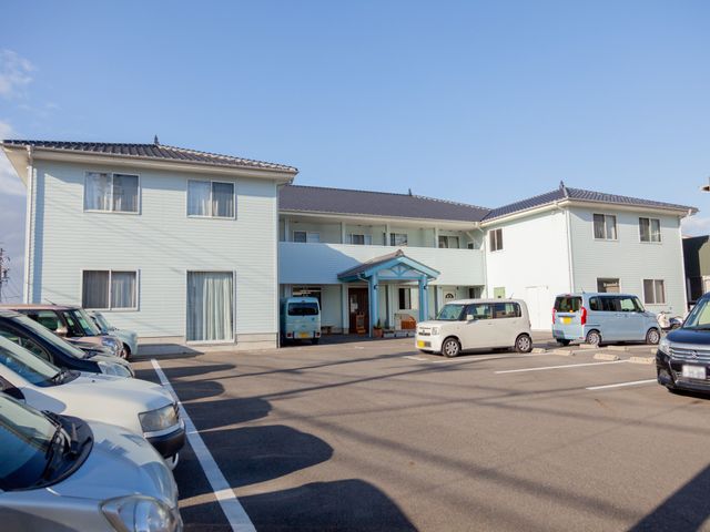 スタッフ駐車場完備の外観 外観 広々とした駐車場が整備された職場で、通勤の利便性も魅力の一つです。