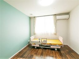 明るい居室のベッド