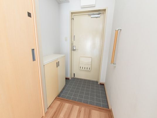 玄関ドアと廊下