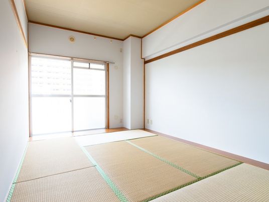 明るい和室の居室